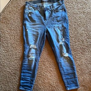 Sky high skinny
16S 
Fitted jeans with distress